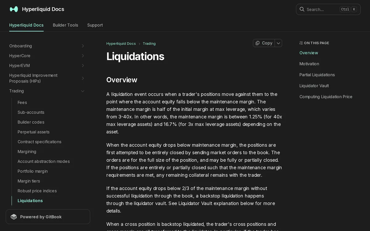 Hyperliquid Docs「Liquidations」の冒頭。維持証拠金は最大レバレッジ時の初期証拠金の半分で、銘柄により 1.25%〜16.7%。口座の価値がそれを割るとまず板への成行注文で閉じ、2/3 を割ると liquidator vault の backstop に移る、と書かれている