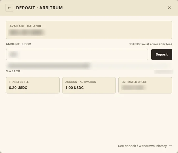 Arbitrum からの入金画面。送金手数料 0.20 USDC と、初回だけのアカウント有効化 1.00 USDC が引かれる（金額・残高はぼかしています）